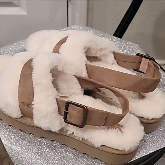 Koolaburra Fuzz'd Out Adjustable Sandal - Picture 6 of 7